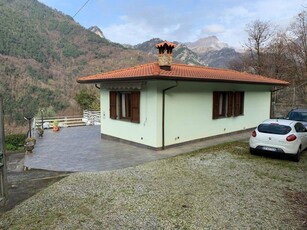 Casa indipendente con giardino a Massa