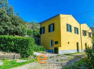 CASA SINGOLA IMMERSA NEL VERDE A 200mt DALLA SPIAGGIA