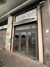 Fondo/negozio - 1 vetrina/luce a Chiaia, Napoli