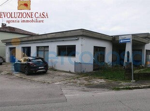 Magazzino in affitto in I Maggio 2, Turriaco