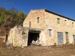 Rustico / casale di 300 mq a Santa Vittoria in Matenano