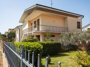 Villa in vendita a Novi di Modena