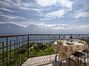 Accogliente villa vicino al lago di Garda con balcone e internet