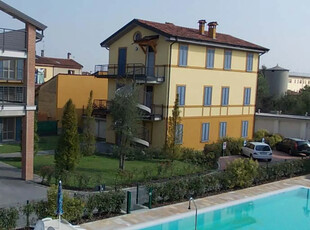 Appartamento al piano terra in borgo di pregio con piscina