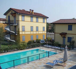 Appartamento al secondo piano in borgo di pregio con piscina