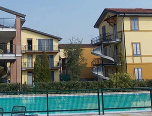 Appartamento al secondo piano in borgo di pregio con piscina