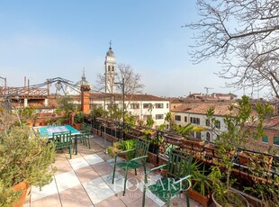 Appartamento con terrazza panoramica in vendita all'interno di un prestigioso palazzo neoclassico del 1862