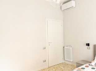 Camera in affitto in appartamento con 3 camere da letto a Roma