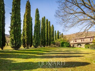 Caratteristica villa toscana con parco e piscina tra Firenze e Siena