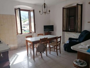 Casa Bi - Trifamiliare in Vendita a Carrara Via Eugenio Montale,