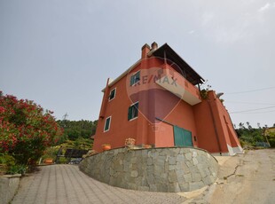 Casa indipendente con terrazzo a Quiliano