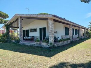 Circeo, lato spiaggia, villa su unico livello