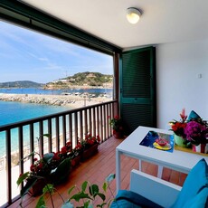 Cozy Beachside Apartment: 1km to Spiaggia di Mola