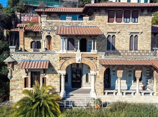 Elegante villa in vendita con parco e campo da tennis nel cuore di uno dei quartieri più eleganti di Genova