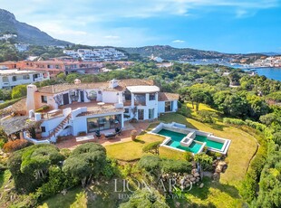 Esclusiva proprietà firmata dall'architetto Luigi Vietti in vendita a Porto Cervo, località più rinomata della Costa Smeralda