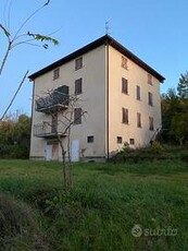 Grande casa trifamiliare in mezzo alla natura