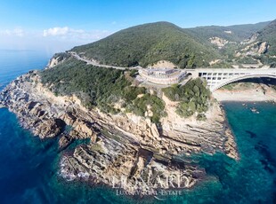 Hotel fronte mare in vendita