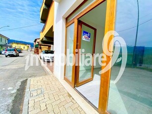 Immobile commerciale in Vendita a L'Aquila, zona Bazzano, 39'000€, 35 m²