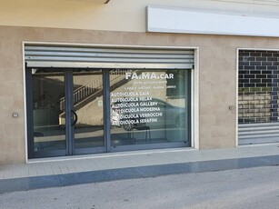 Immobile commerciale in Vendita a L'Aquila, zona S. Barbara, 115'000€, 100 m²