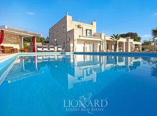 Meraviglioso complesso di due ville con piscine e spa in vendita in provincia di Ragusa