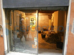 Negozio da ristrutturare, in affitto in Via Di Fossatello, Genova
