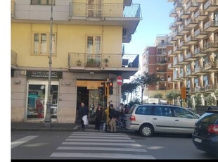 Pizzeria in vendita a Salerno, Frazione Centro città, Corso Giuseppe Garibaldi 41