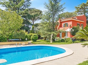 Prestigiosa Villa con Piscina e Giardino in Vendita nel Cuore del Parco dell'Appia Antica