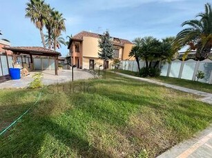 Prestigiosa Villa Indipendente Con Ampio Giardino