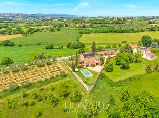 Prestigioso Casolare in Pietra con Dependance e Piscina sulle Colline della Valdichiana in Toscana