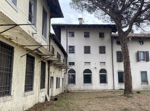 Stabile/Palazzo con giardino a Martignacco