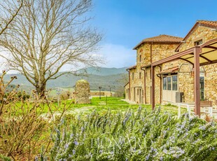 Tenuta di oltre 100 ettari con piscine, spa e ristorante in vendita alle porte di Firenze