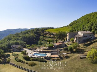 Tenuta in vendita immersa nel verde vicino a Firenze