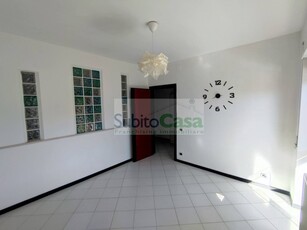 Ufficio in Affitto a Chieti, zona Chieti Scalo Zona Centro, 400€, 65 m²