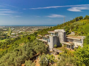 Un gioiello architettonico di Paolo Piazzesi in posizione dominante sul centro di Camaiore