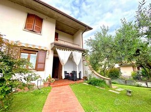 VILLA A SCHIERA A CASTELNUOVO DEL GARDA