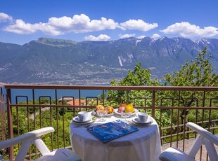 Villa accogliente con parcheggio, giardino, balcone e vista lago