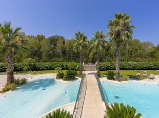 Villa accogliente con piscina e parcheggio, vicino a ristoranti e spiaggia