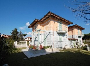 Villa bifamiliare in vendita a Pietrasanta - Zona: Marina di Pietrasanta