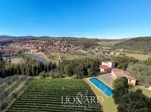 Villa di lusso con castelletto e oliveto in vendita vicino a Firenze