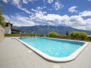 Villa di lusso con parcheggio, piscina e terrazza a 600 metri dal Lago di Garda