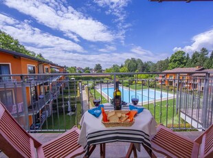 Villa di lusso con piscina, giardino e vista lago