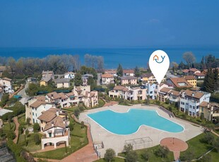 Villa di lusso con piscina, parcheggio e vista sul lago