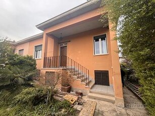 Villa libera ai 3 lati RIF. V856