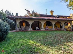 Villa lussuosa con ampio giardino e piscina murata