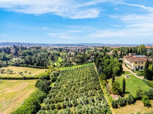 Villa storica del XIV secolo in vendita sulle colline della cittá di Firenze