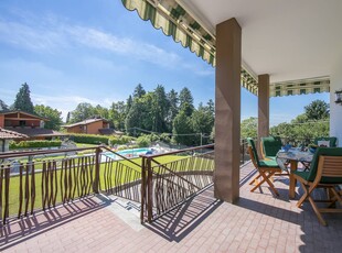 Villa tranquilla con parcheggio e balcone, a 2 km da Cocquio Trevisago