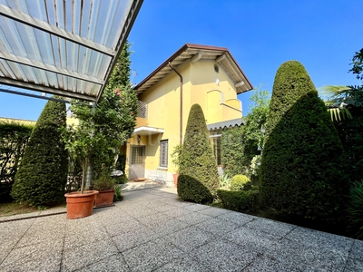 Villa a Desenzano del Garda in Via Rambotti - Desenzano del garda