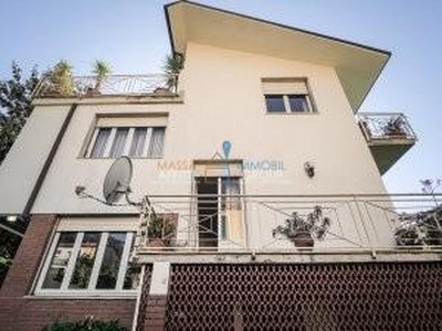 villa indipendente in vendita a Massa