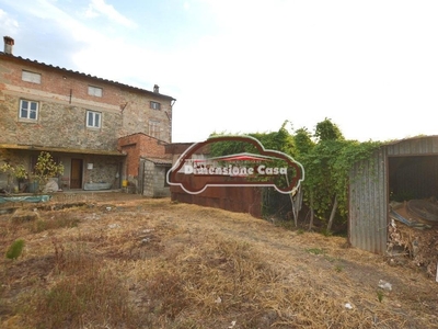 Casa indipendente con giardino, Capannori centro