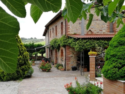 Rustico con giardino a Torrita di Siena